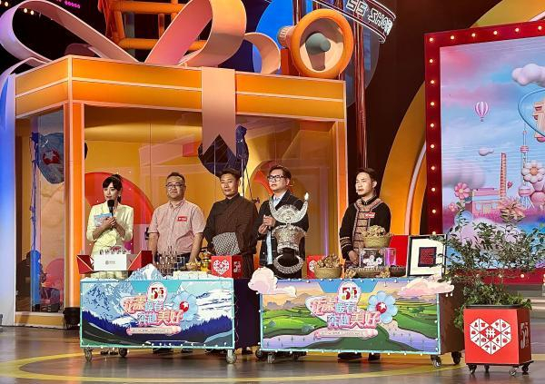 来自西藏、贵州、云南等地的特色农产品登上东方卫视的直播晚会。祝晓明 摄