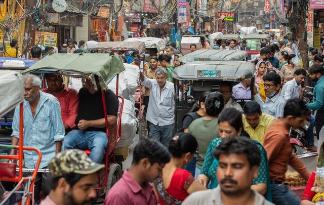 ▲4月26日，人们聚集在印度新德里的一处市场。图/新华社