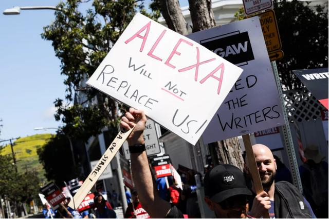 “Alexa不会取代我们！”/ 图源：洛杉矶时报