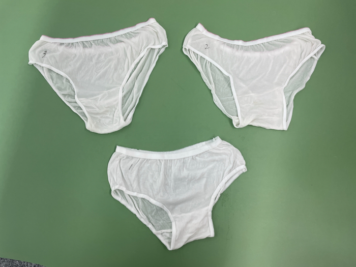 提醒一下，洗后的编号依然鲜艳，大家千万别把油性笔沾到衣服上了～