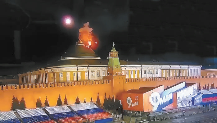 当地时间5月3日，俄罗斯莫斯科，克里姆林宫参议院大楼圆顶上方的火焰和烟雾（视频截图）。视觉中国供图