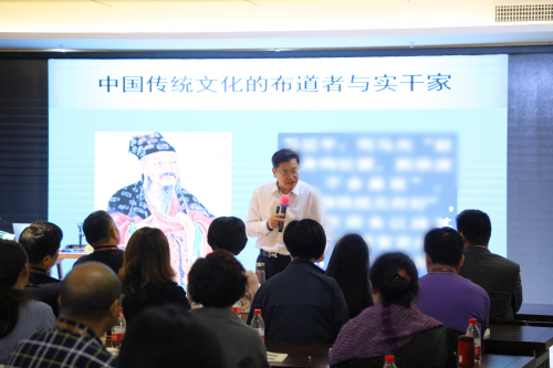 图：丁万明教授在明德书院讲《资治通鉴》