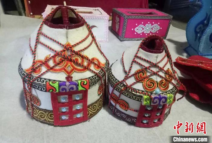 　　图为甘肃省酒泉市阿克塞哈萨克族自治县的“90后”布兰完成的哈萨克族刺绣作品。（资料图）　受访者供图