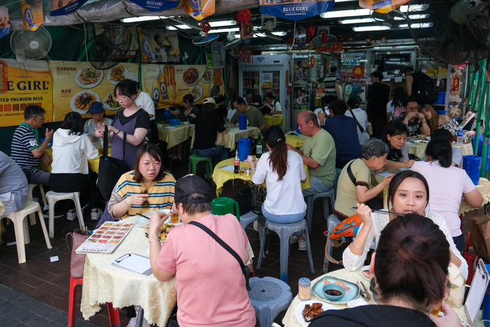 “五一”长假期 众多游客到香港长洲游玩（IC photo）