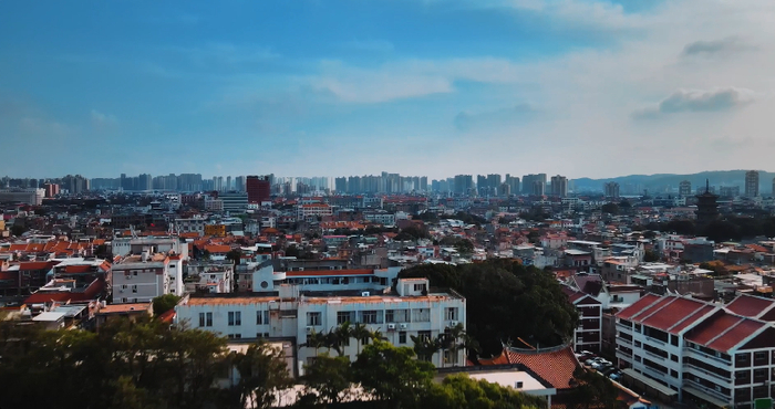 泉州，红砖坡屋顶与现代建筑交汇