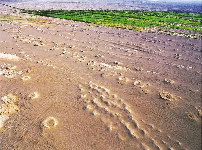 ▲坎儿井鸟瞰图。