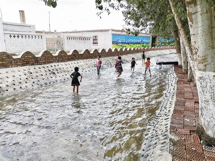 ▲吐鲁番市高昌区恰特喀勒乡的坎儿井涝坝。