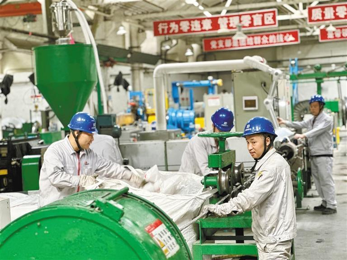 图为西安西电光电缆有限责任公司的城市配网电缆生产线。 记者 马腾摄