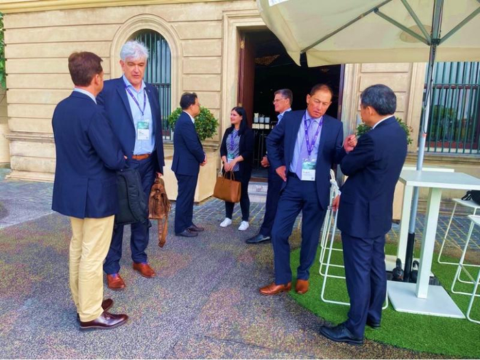 2023年4月27日，丁奎岭校长与昆士兰大学李荣誉副校长在U21年会期间交流