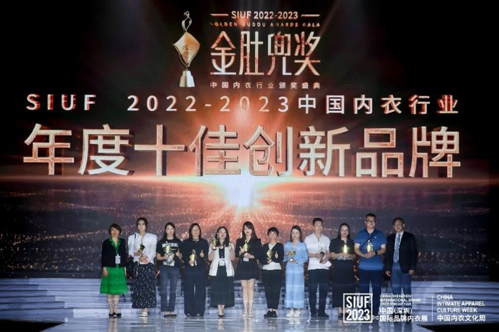 右6为乎兮品牌联席总经理余梦竹