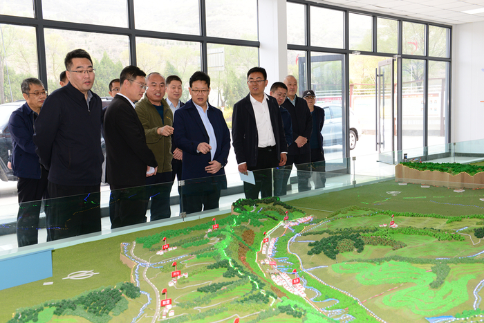 　　（图为甘肃省烟草专卖局调研组了解帮扶村特色产业布局情况）