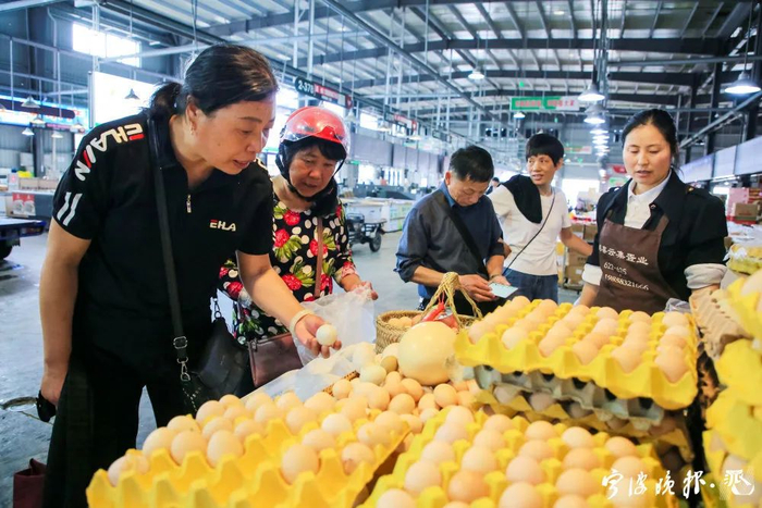 宁波肉禽蛋批发市场蛋类交易红火。