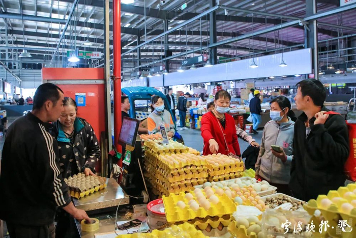 宁波肉禽蛋批发市场，市民集中买蛋。