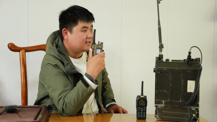 田震坤用对讲机呼叫