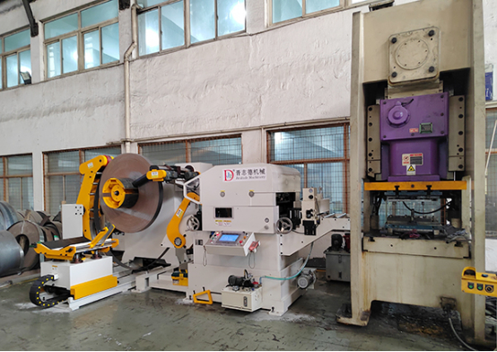 冲压时同步送料,双倍加速,缩短汽车钣金件冲压时间,效率提升50%以上。