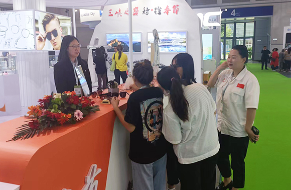 奉节眼镜展示区，众多参观者前来咨询、体验。奉节县生态工业园区供图 华龙网发