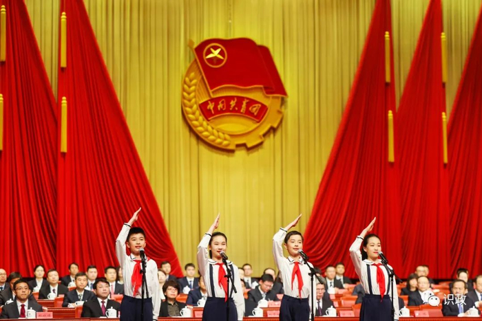 少先队员代表向大会献词