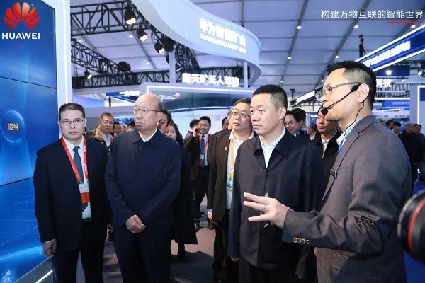 政府与矿企领导参观华为展台，华为煤矿军团MKT与解决方案副总裁陈文丰介绍华为智能矿山整体解决方案