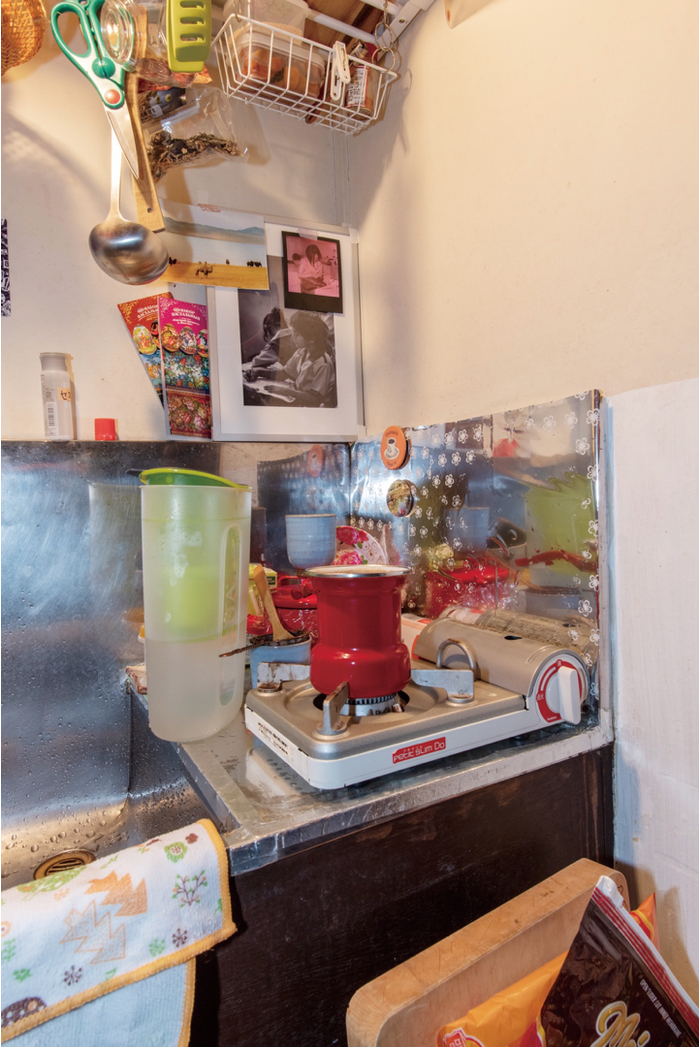 八平米房间内的小厨房。摄影：都筑响一