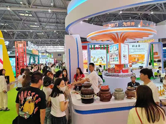 奉节美食展示区域人气火爆。奉节县经济信息委供图 华龙网发