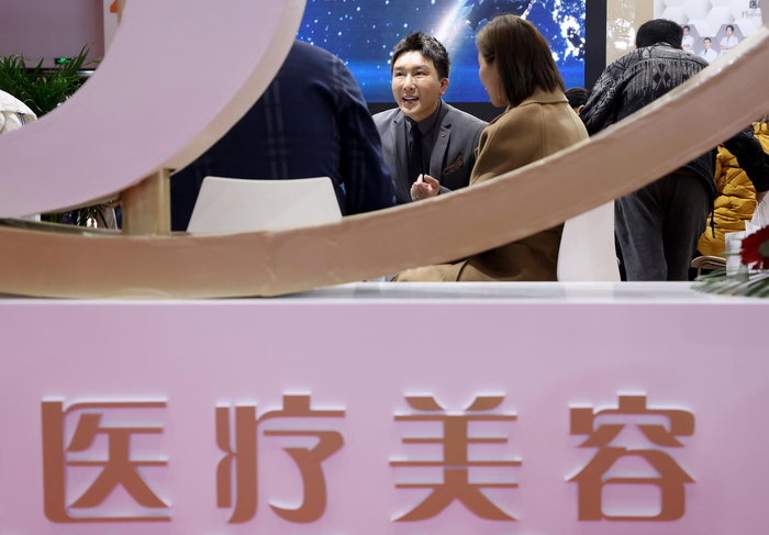 ↑市民在展会上了解医美资讯 据视觉中国