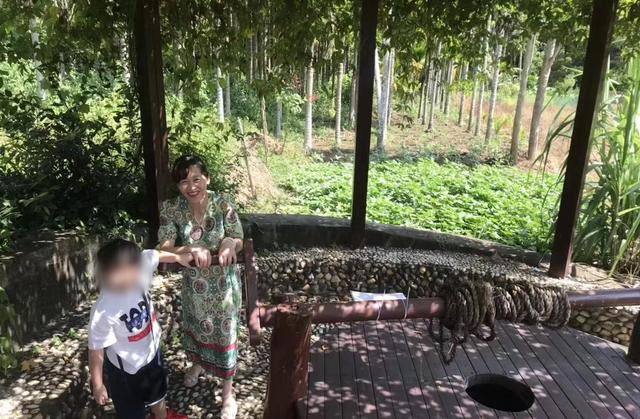 丹妮带母亲和浩浩出游时拍的照片