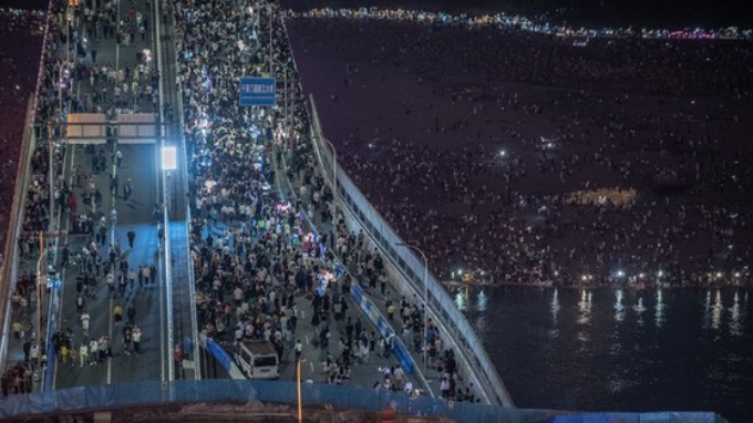 2023五一假期：重庆千厮门大桥人山人海（IC photo）