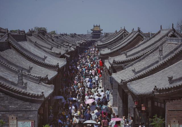 ▲2023年4月30日，五一假期第二天，平遥古城里游客“火爆”。新京报记者 尹亚飞 摄