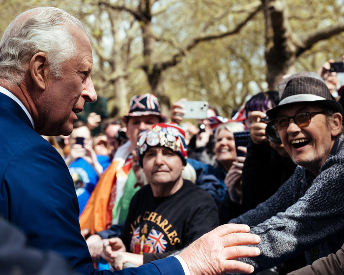 ↑5月5日，国王查尔斯三世在白金汉宫外的林荫大道上散步，会见祝福者 图据IC photo