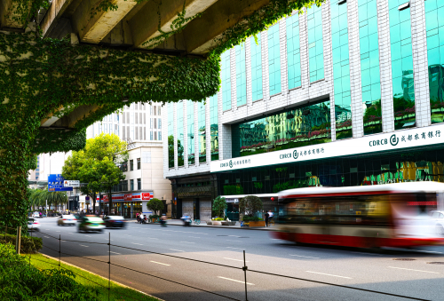 图:成都农商银行深度融入产业建圈强链行动,加大对链主企业及其上下游、左右岸配套企业的金融服务力度。