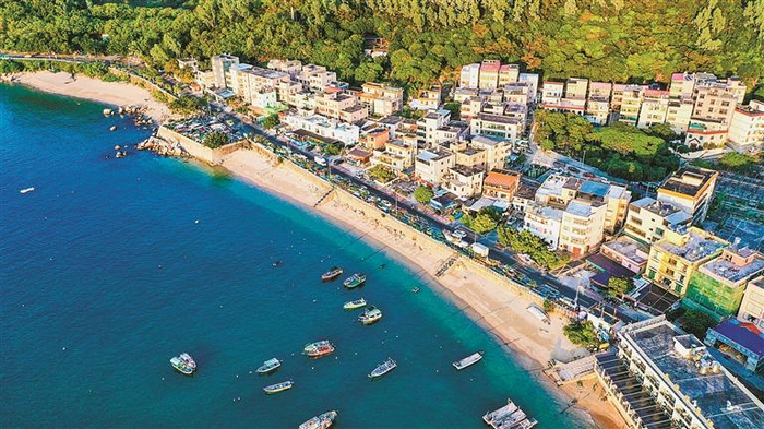 ▲这个“五一”假期，大鹏新区的海边民宿爆满。  深圳晚报记者 严文婷 摄