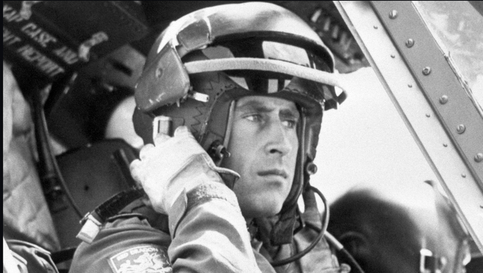 ↑查尔斯接受了英国皇家空军的训练，获得了直升机驾驶员的资格证