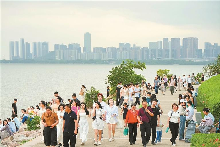 这个“五一”假期，市民游客到深圳湾公园打卡。  深圳晚报记者 陆颖 摄