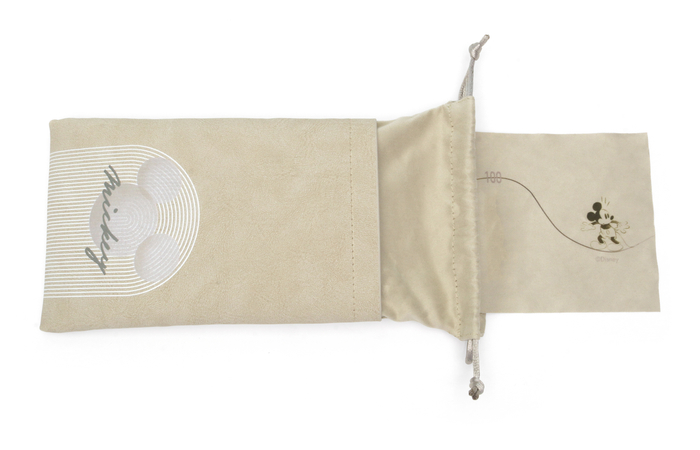 并且在JINS睛姿实体店铺购买JINS迪士尼米奇米妮系列商品的顾客还可获得购物袋一个。（数量有限，赠完即止。）