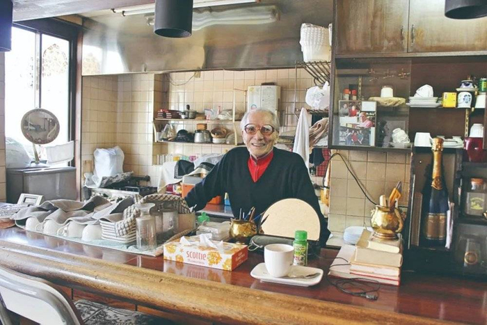 喫茶店金星堂的老板大泽先生。摄影：吉井忍