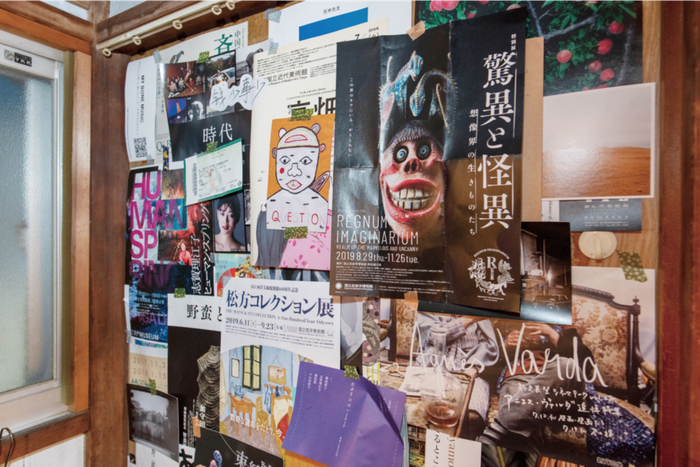 看过的演出、展览和电影资料都贴在这里。摄影：都筑响一