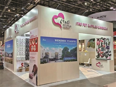 今年3月，源飞奔赴美国奥兰多全球宠物用品展览会抢单。 平阳水头镇宣办 供图