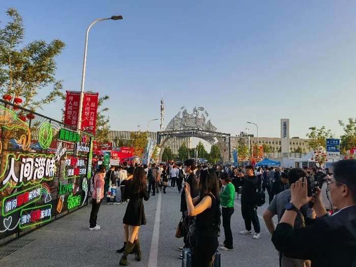 图1. 淄博烧烤节现场图