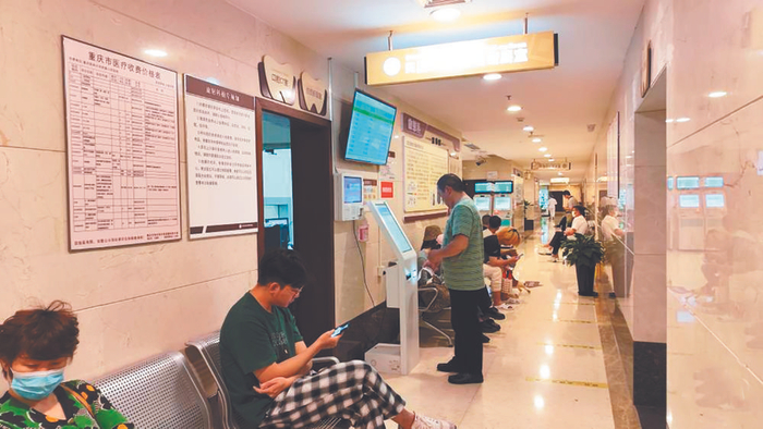     患者们在等待做口腔CT检查