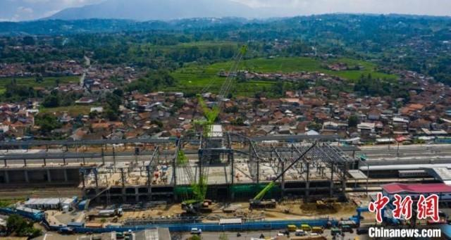 图为施工中的帕达拉朗车站。　中国中铁供图