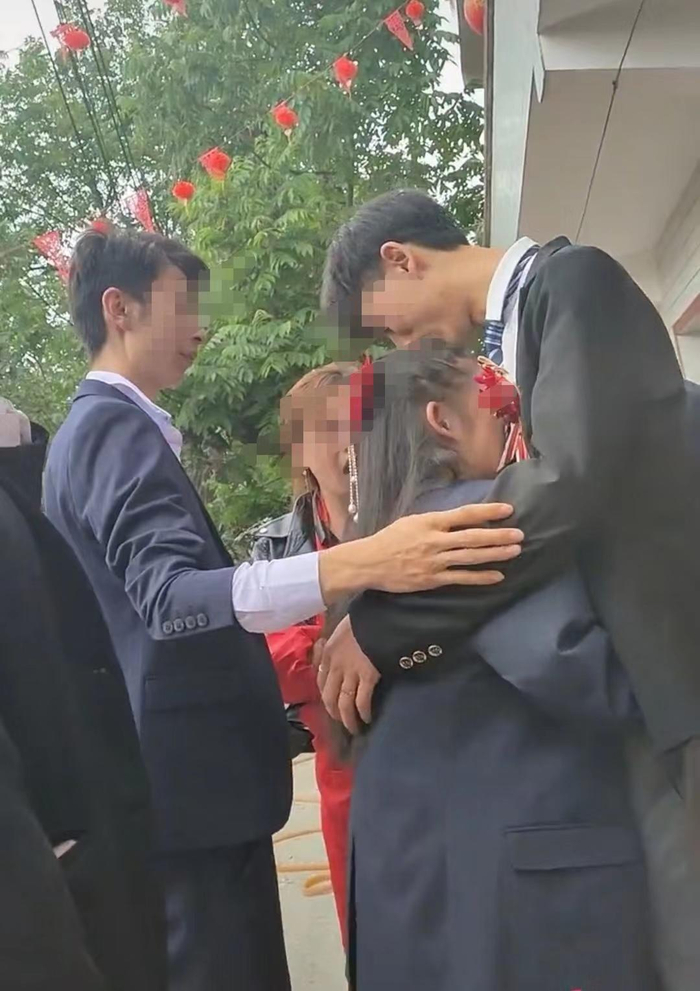 ↑女子在现场嚎啕大哭，有人安慰她 网传视频截图