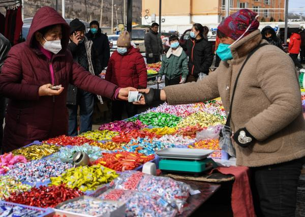 延安农民赶集 新华社图