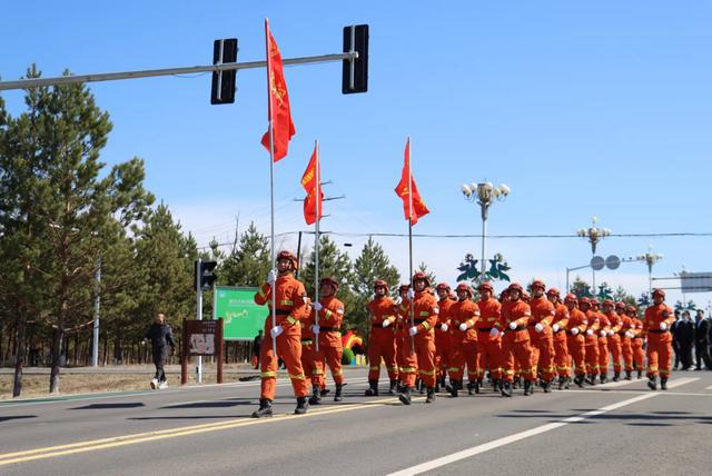 漠河森林消防大队出动45名指战员在街道开展防火宣传。  图源：漠河森林消防大队
