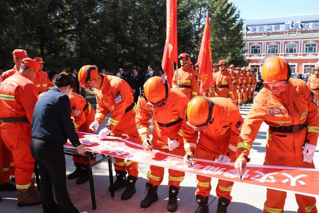 漠河森林消防大队指战员在印有“牢记‘五·六’火灾惨痛教训，警钟长鸣，常抓不懈”的横幅上签名。  图源：漠河森林消防大队