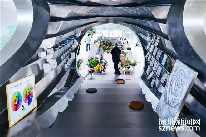 置身咖啡店观山望海