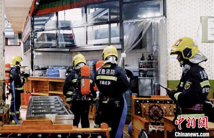 　　5月6日下午，布达拉宫消防救援大队联合布达拉宫广场派出所组织辖区单位集中开展消防应急疏散演练。　刘瑜 摄