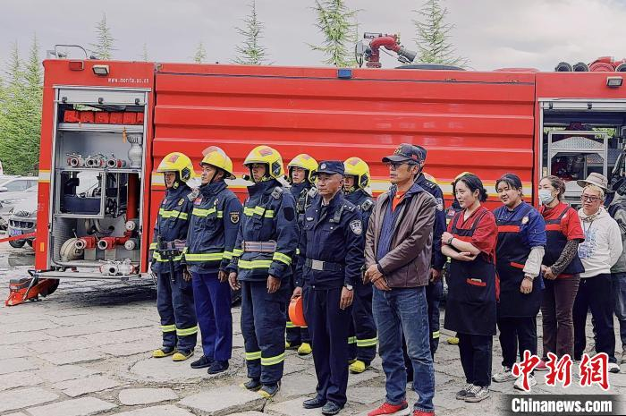 　　5月6日下午，布达拉宫消防救援大队联合布达拉宫广场派出所组织辖区单位集中开展消防应急疏散演练。　刘瑜 摄