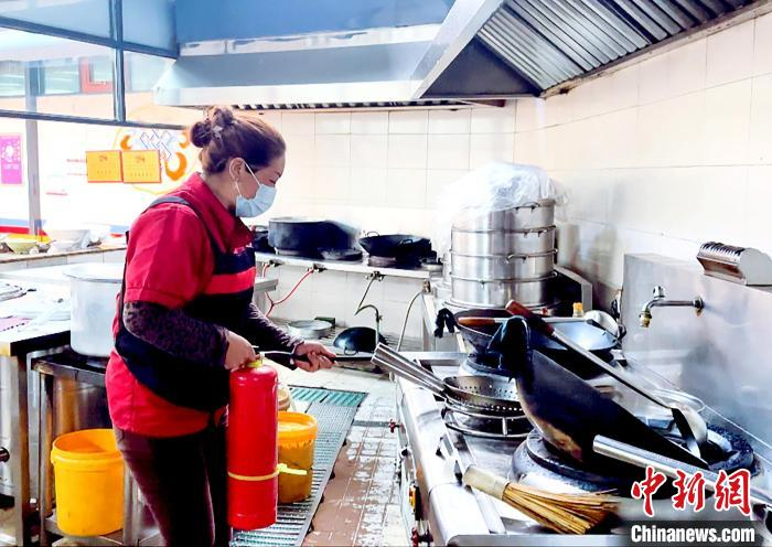 　　模拟厨房发生火灾，员工发现火源后，立即关闭燃气阀，拉闸断电，第一时间利用周边灭火器进行初期火灾扑救。　刘瑜 摄