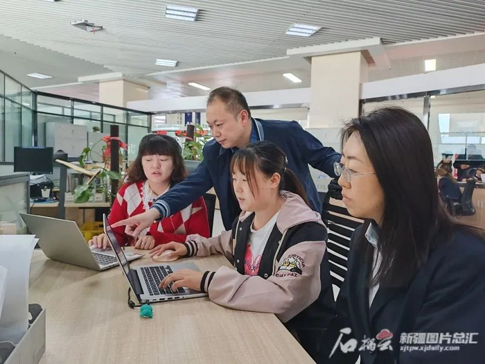 乌鲁木齐市自然资源和不动产登记中心工作人员正在对项目进行调试与测试。石榴云/新疆日报记者张冬梅摄