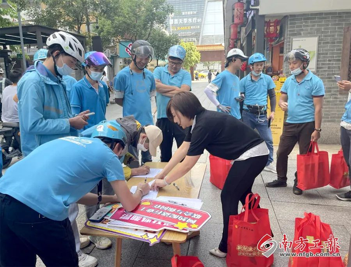 广州市网约配送行业工联会走进天河石牌街与百名外卖小哥共庆“五一”   单位供图